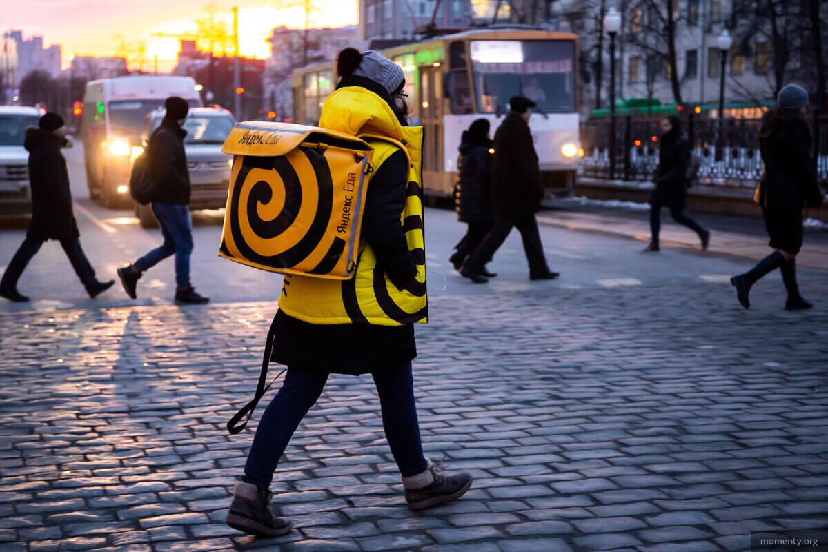 Сколько зарабатывает курьер в Москве в популярных службах доставки