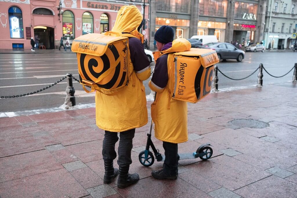 как устроиться курьером в Яндекс Еду