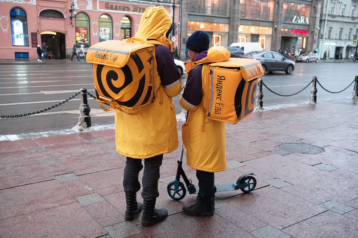 Как устроиться курьером в Яндекс Еду: требования, условия работы, зарплата