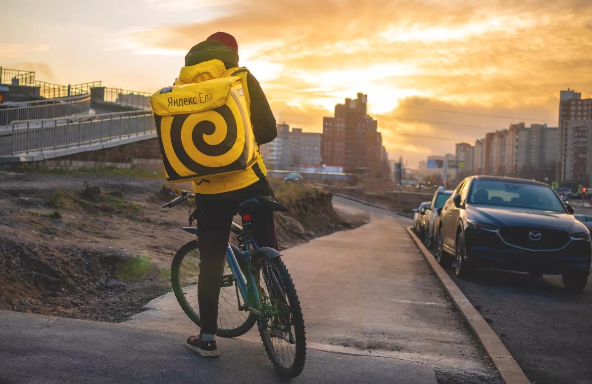 Сколько зарабатывает курьер в Яндекс.Еда в час / в день / в месяц, и чего ожидать от работы